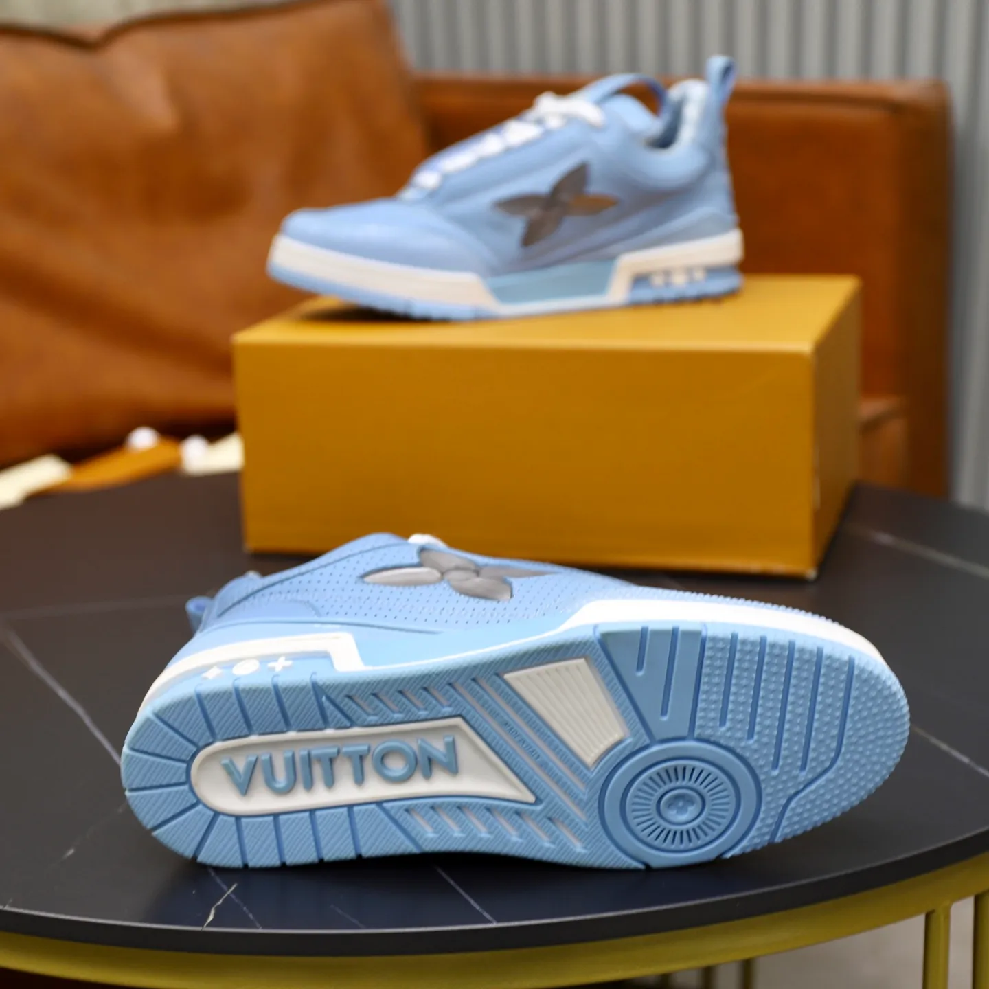 Ex-factory price: 860💰LV Couple👫Louis Vuitton TRAINER sneakers classic Louis Vuitton men's artistic director Virgil Abloh picked inspiration to create this LV Trainer sneaker. Yingze crystal inlays present a colorful effect. VS can be matched with two gorgeous effect colors. The LV letter logo badge on the tongue is gorgeous and noble. The LV letter is decorated on the side. The outsole is decorated with a Monogram flower pattern. It shows the trend of elegance and nobility! Men's and women's models: 35-46